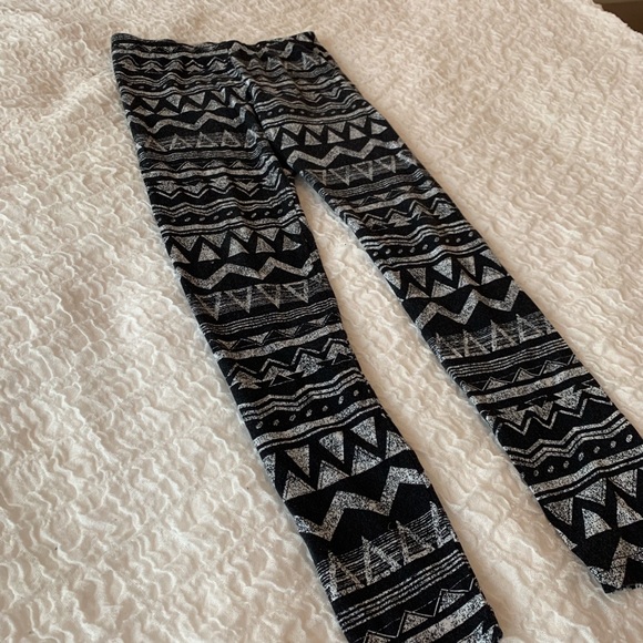 Forever 21 patterned leggings - Picture 2 of 2